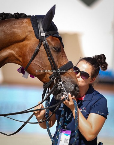 Steph Sharples giving kisses to Sintano van Hof Olympia