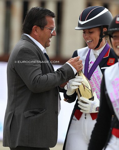 Dujardin asks Francois Kasselmann for help to open her champagne bottle