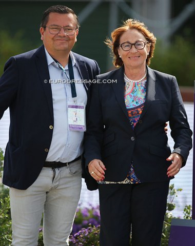 Show host Francois Kasselmann with the president of the ground jury for the U25, Evi Eisenhardt