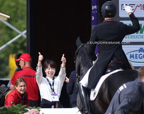 Elastico's owner, 2016 Japanese Rio Olympic team rider Akane Kuroki, gives a thumbs up to Raphael Netz