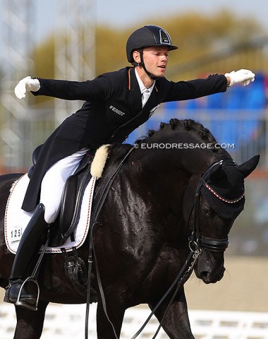 Raphael Netz at the end of his freestyle on Elastico, "King of the World"