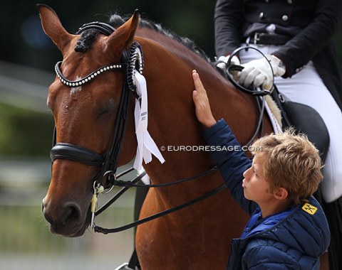 Yara Reichert's son cuddles with Valverde