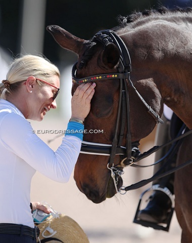 Devon Kane patting Der Prinz, Alexa Westendarp's former German Junior Riders Team horse that Alexa competed up to Under 25 level before selling to the USA