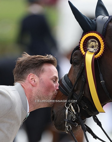 Dutch Grand Prix rider Vincent van Gasselt came to Hagen to root for Dinja van Liere. Here he kisses Hermes