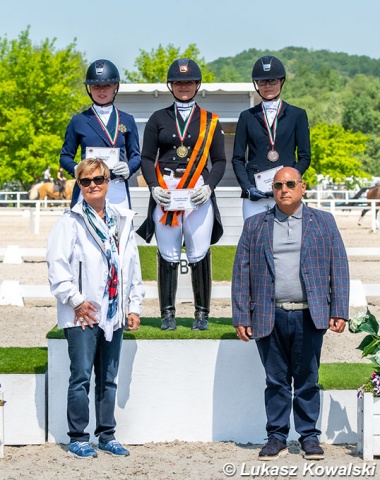 The 7-year old podium with Aleksandra Krywult, Jazmin Yom Tov, Marta Ginda, flanked by Max-Theurer and Yom Tov