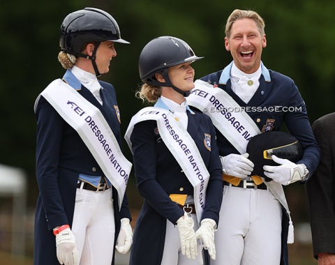 The Swedish team is having fun on the podium: the Ramel sisters with coach and fellow team rider Patrik Kittel