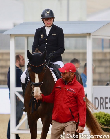 German national coach Bernhard Fliegl leads La Boum into the stadium for Heidemarie Dresing’s start in Grade 2.