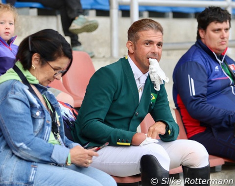 Popular Brazilian Rodolpho Riskalla watching the Grade 2 individual class.