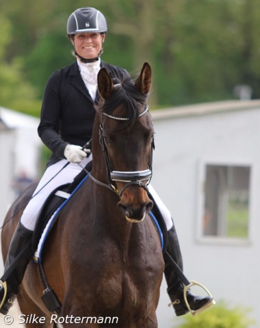 Sweden sent 3 well riding ladies for grade V: One of them Christina Berg-Overgaard on perhaps the tallest horse in the field: Kiwi 