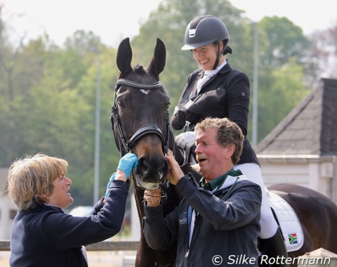 Chief steward Juliet Whatley from Great Britain checks Philippa Johnson-Dywer’s Oldenburger mare Just in Time (by Fidertanz x Stedinger).