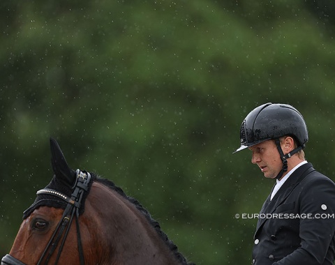 Martin Pfeiffer riding Riccio in a rain shower