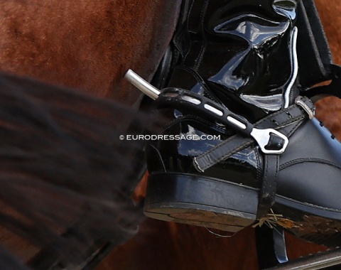 Spurs turned upside down, not allowed by FEI regulations. Stewards are sleeping?