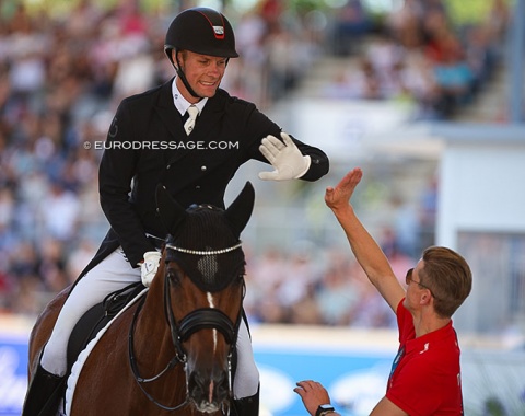 Daniel Bachmann high-fives with groom Lars Seefeld. The grooms have always been an indispensable cog in the wheel, but now are also part of the public relations process
