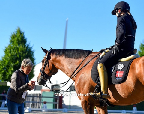 Kyra Kyrklund giving a snack to Vamos Amigos