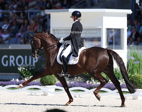 Simone Pearce rode Gestut Bonhomme's Fiderdance to music from The Hunger Games, a freestyle originally designed for her previous ride, Destano