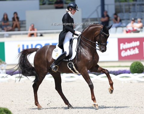 Simone Pearce paints an elegant picture on Gestut Bonhomme's Fiderdance, who was established at GP level by Lena Waldmann