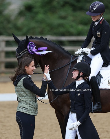 British based Greek Grand Prix rider (and U25 rider) Theodora Livanos came to say hello to Lucie-Anouk Baumgurtel and high fives with French junior Mathilde Juglaret