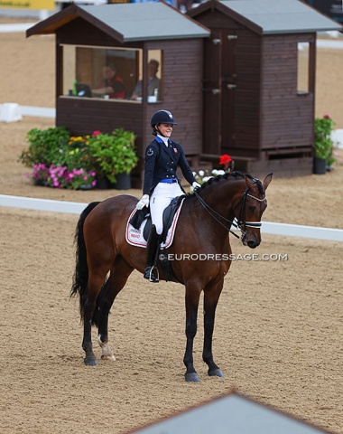 Sophia Ludvigsen in between the judges boxes