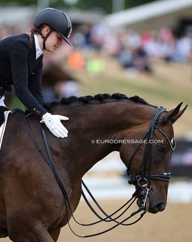 2022 European Young Riders Champion Helena Schmitz-Morkramer pats DSP Lifestyle