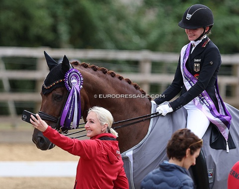 Kristy Oatley taking a selfie with daughter Rose on Veneno