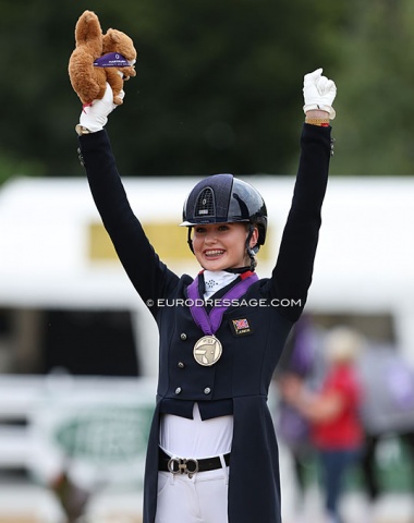 Bronze for Annabella Pidgley