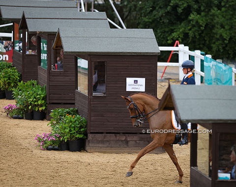 Lara van Nek entering the arena with Fariska