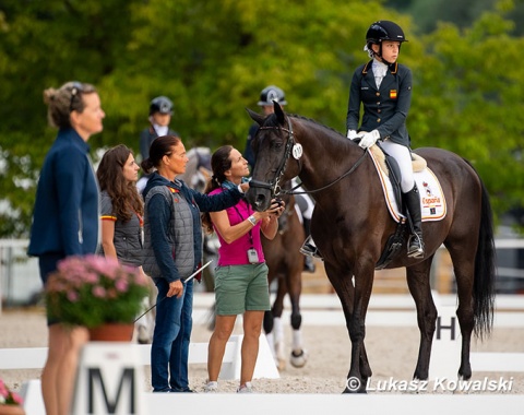 Spanish youth team trainer Jenny Eriksson with Carmen Prado on Bambino