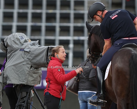 Stefan Lehfellner's Roberto Carlos MT is terrified. Coach Isabell Werth helps