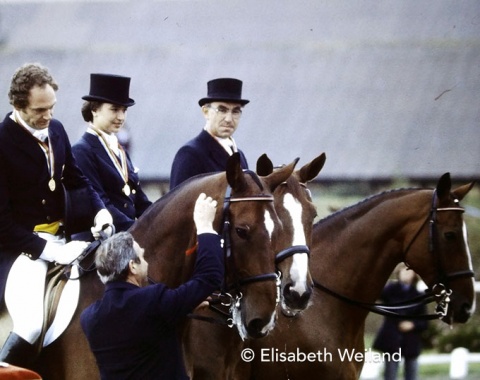 Swiss judge Wolfgang Niggli puts the rosette on Dr. Uwe Schulten-Baumer’s 1981 European champion Madras, a Hanoverian who was as reliable as one can wish for.