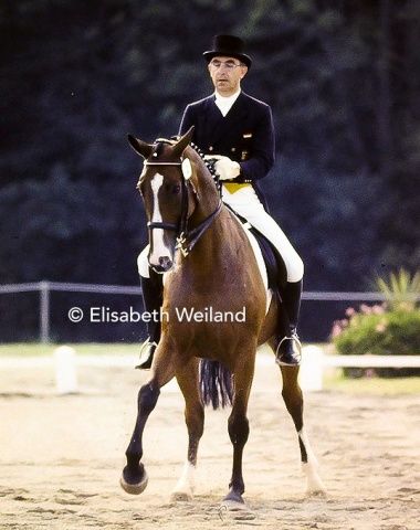 Eight  years after he became World champion with the Hanoverian Mehmed, Dr. Reiner Klimke recaptured the World title from title defender Christine Stückelberger. His partner in crime, the Westfalian gelding Ahlerich, would become the horse of his life.