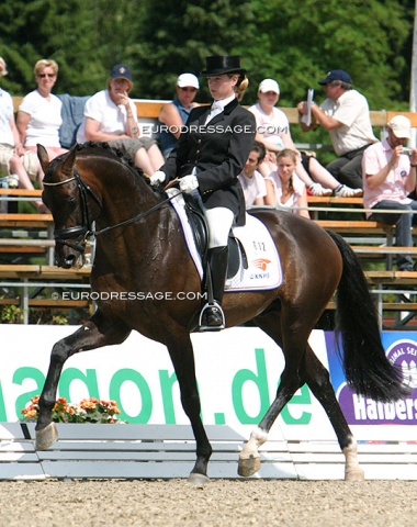 Yvonne Copal with the KWPN breeding stallion Tuschinski. He was quite naughty in Verden and reared. He did not have a major sport career after that, but did breed significantly for KWPN