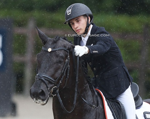 Hungarian Benedek Pachl pats Hexagon's Gorgeous Black Art (by Toto Jr x Rubiquil)