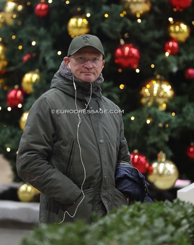 Hubertus Schmidt coaching Indian Agarwalla in Kronenberg. Schmidt has two GP horses (Beryll, Denoix) to ride but last shown them in July. In June he withdrew from Balve because of personal health problems with his adductors.