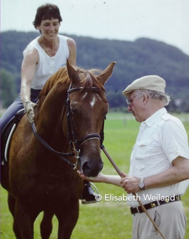 Praise, in form of a pat, a reward with the voice and treats, were indispensable in Knie’s approach.