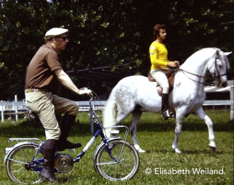 Like father like son: Fredy Knie senior observed his son Fredy junior’s training with Parzi. This magnificent PRE stallion from the renowned Domeq breeding in Spain was a birthday present from father to son who trained the horse from scratch to become a star of the manège.