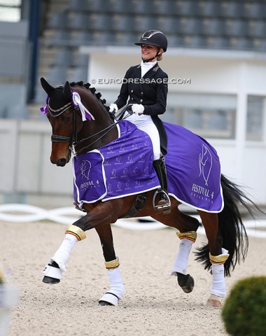 Belgian Jette de Jong won the Young Riders team test. She rode the prize giving with Indini, with whom she placed third