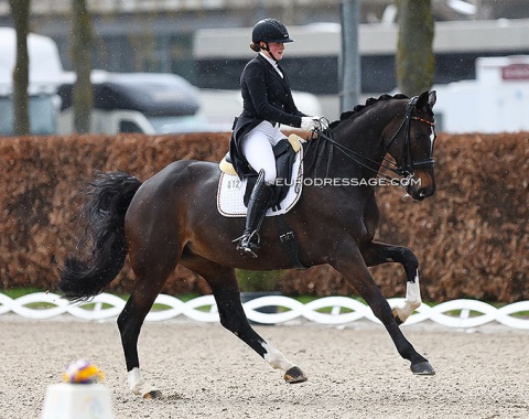 Nina Sue Neumann in the rain on Bella Rouge