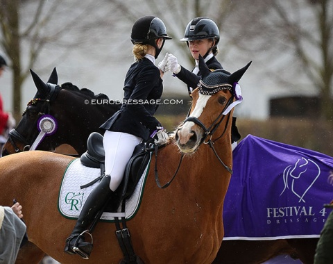 Leni Gosmann and Greta Wagner high five