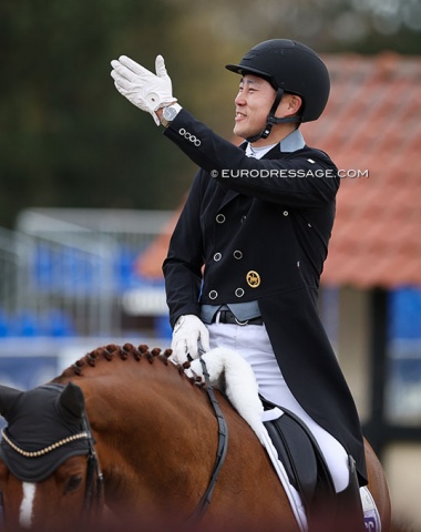 Korean Young-Shik Hwang blows kisses to his fan. He posted his second international score over 70%. This time 70.50% on Delmonte (by Destano x Argentinus)
