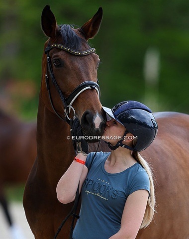 Laura de Graeve kisses Feuertanz