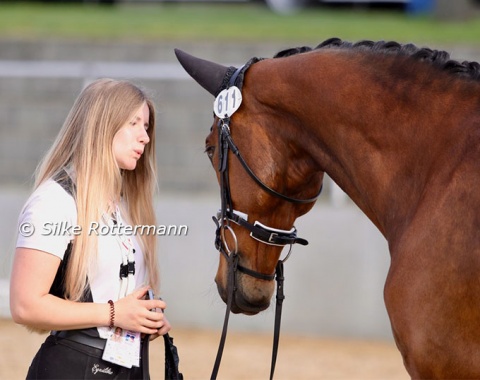 Singapore’s second horse in Mannheim, the KWPN gelding Gambler (by Spielberg x Michelangelo), shares a quiet moment with his groom on Saturday morning.