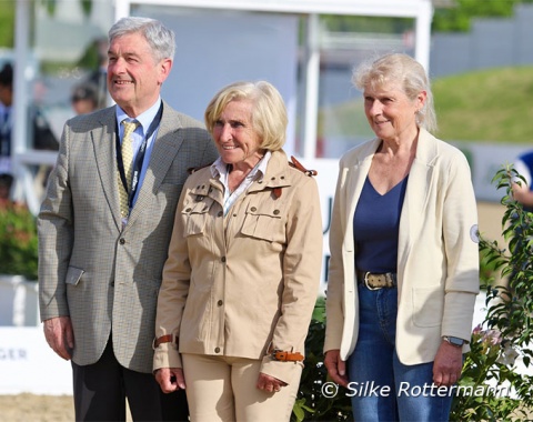 Mannheim „Maker“ Peter Hofmann with Austrian judge and former international dressage competitor Dr. Eva-Maria Bachinger and Dr. Christiane Berger-Kühn from the organizing committee at the prize-giving on Thursday