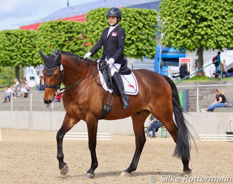 Last year presented by Laurentia Tan in Mannheim, now victorious with her Singapore team member Gemma Rose Jen Foo: The Hanoverian gelding Banestro (by Bonifatius x Hofrat) was foot perfect once again.