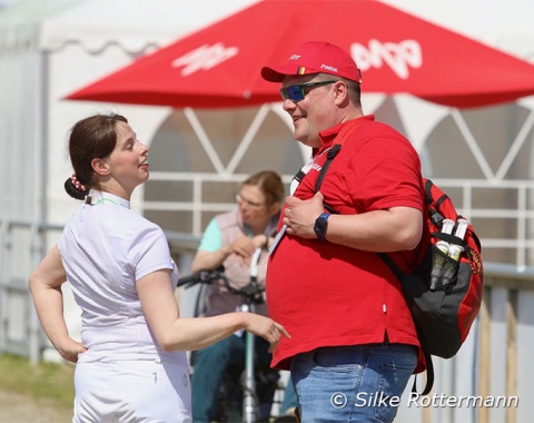 Austrian Grade 1 rider Julia Sciancalepore having a chat with German team vet Malte Penning