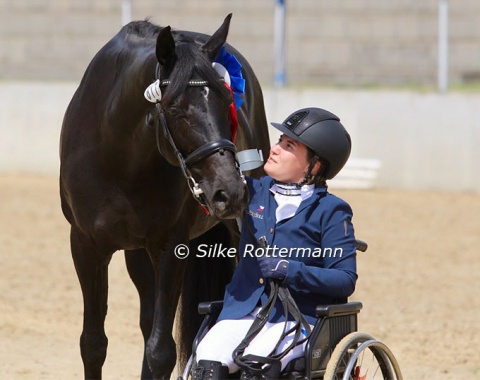The relationship between horse and rider is in particular paramount in Grade 1 where the most handicapped riders contest. Anastasja Vistalova and her 9-year-old Oldenburger First Love after the freestyle prize giving where they came 5th