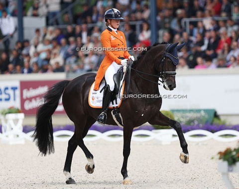 Lynne Maas and Electra performed to music from Gladiator. The passage in the beginning was not well carried and Maas brought back the "Anky halt": two halts in piaffe as Electra was on fire. The half passes were the high scoring movements in the test