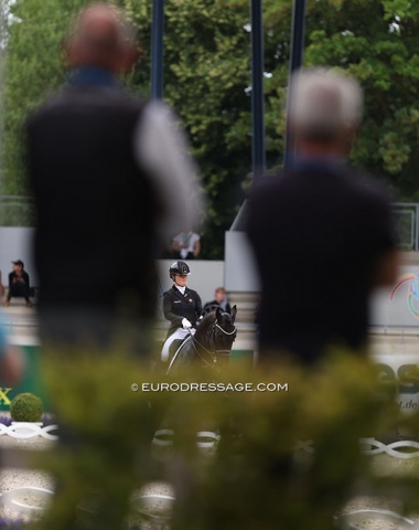 Lore Vandeborne on Ikke Pia van de Bergerhoeve with team captain Jeroen van Lent and Eddy Swennen watching