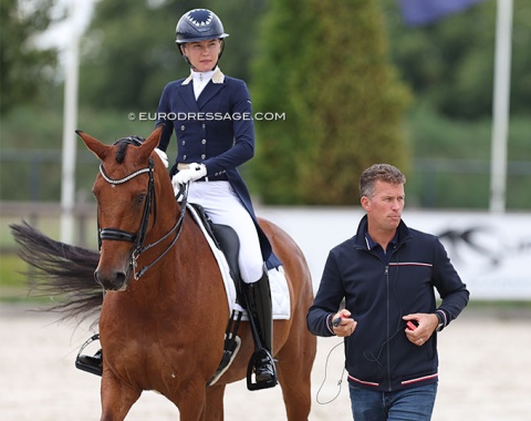 Kazachstan's Anna Kasatkina on Fyeo (by United x Jazz), flanked by trainer Marcel Sterrenburg