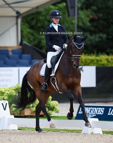 Guinea pig Marian Hooge riding a 5-year old test on Senang (by Spielberg x Bright Speed) for the judges to test the scoring and microphone system