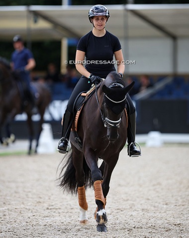 Victoria Vallentin and the 5-year old World Champion Lyngbjergs St. Paris doing a light stretch